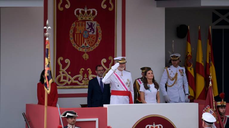 Miles de personas festejan junto a los Reyes el Día de las Fuerzas Armadas
