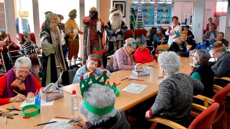 Los Reyes Magos visitan a los alumnos de guarderías, mayores y discapacitados