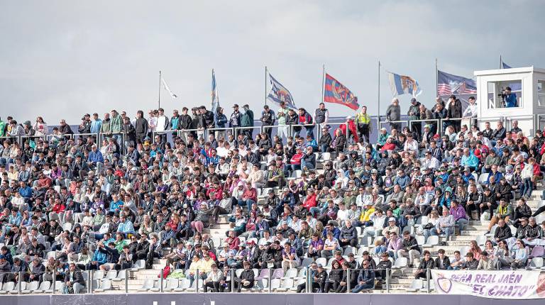 <i>Grada de preferencia con aficionados del Real Jaén en el encuentro disputados el pasado domingo en La Victoria con derrota blanca por el resultado de uno a dos. / Miranda López. / Real Jaén.</i>