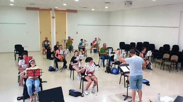 ACTIVIDAD. <i>Los alumnos de la banda de la Unión Musical, en una de sus clases.</i>
