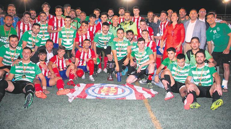 <i>Los jugadores del Mogón y el Torredonjimeno B, unidos con los trofeos y autoridades.</i>