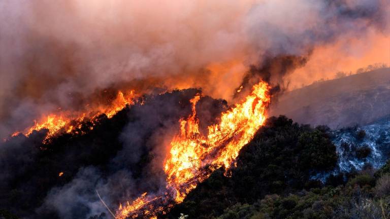 Estados Unidos sigue sin ganar terreno al devastador incendio de Los Ángeles