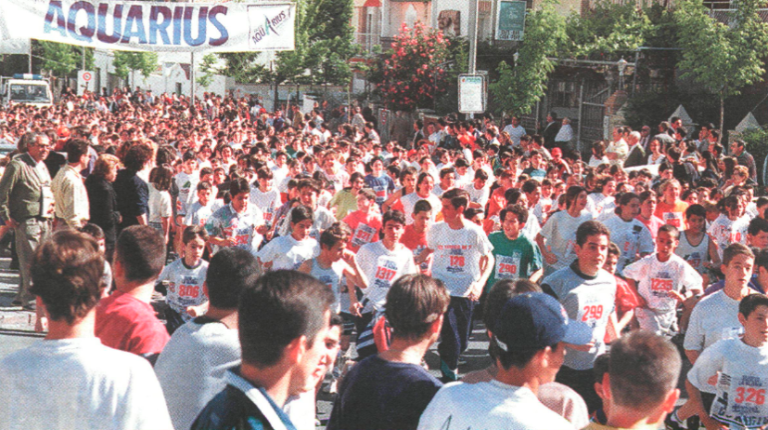 <i>Los corredores esperaban impacientes el inicio de la carrera en la línea de meta. Archivo. / Diario JAÉN.</i>