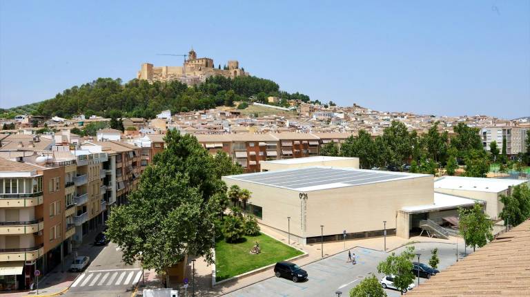 <i>Vista de Alcalá la Real con la Fortaleza de la Mota, al fondo. / Ayuntamiento de Alcalá la Real. </i>