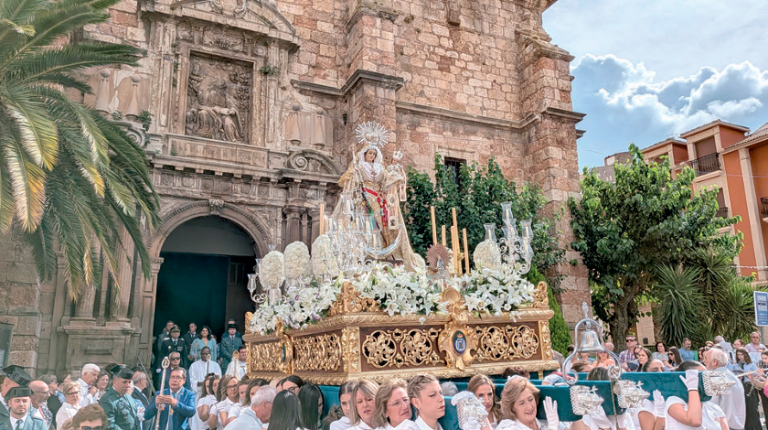 <i>Salida de la Virgen del Rosario de la Iglesia San Juan Evangelista. / Isabel de la Paz / Diario JAÉN.</i>