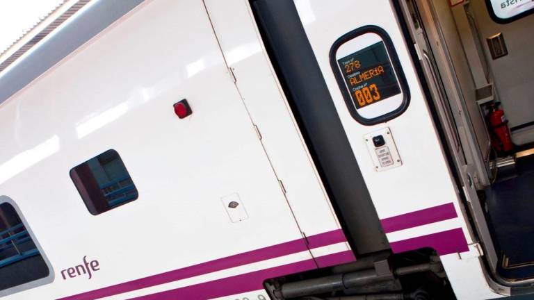 Renfe recupera las paradas en dos estaciones del tren Almería-Madrid