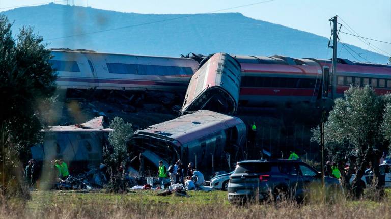 <i>Agentes de los Servicios de Emergencias trabajan en el lugar del accidente. / Europa Press.</i>