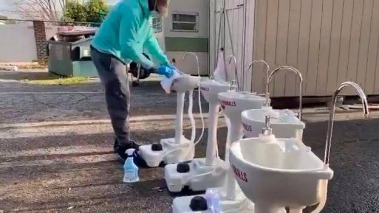 Colocan lavabos portátiles por Atlanta para que las personas sin hogar se puedan desinfectar las manos