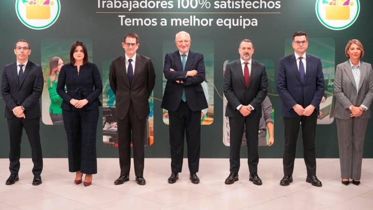 El presidente de Mercadona, Juan Roig, y miembros del Comité de Dirección de Mercadona tras la celebración de la rueda de prensa.