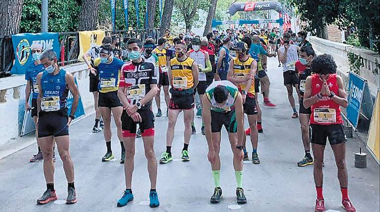 <i>Los atletas se disponen a comenzar la prueba en línea desde Torres.</i>