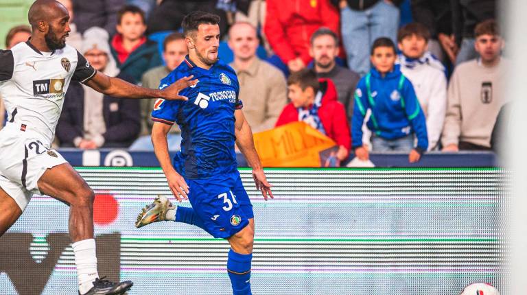 <i>Imagen de un lance entre Argüelles y Foulquier en un encuentro de Primera División. / Getafe CF. </i>
