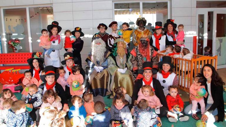 Los Reyes Magos visitan a los alumnos de guarderías, mayores y discapacitados