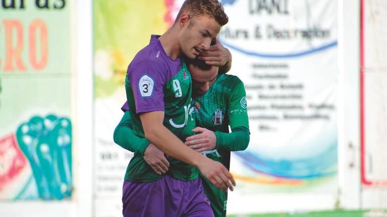 <i>José Enrique abraza a Urko para celebrar uno de sus dos goles en La Juventud. ELENA MARTÍNEZ</i>