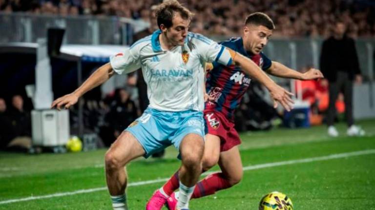<i>Lance de un encuentro del Zaragoza-Huesca, ambos descendidos a Primera RFEF desde Segunda A.</i>