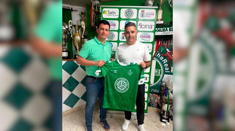 <i>Diego Cobo, presidente del Atlético Mancha Real, y Juan Arsenal, nuevo entrenador, tras firmar el acuerdo. / Atlético Mancha Real.</i>