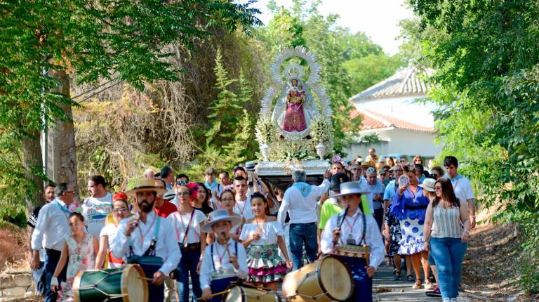 COMPAÑÍA.<i> Decenas de personas acompañan a la Virgen en su traslado.</i>