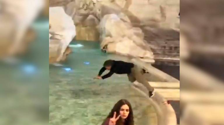 <i>Captura del pantalla del vídeo del hombre tirándose de cabeza en la Fontana di Trevi. </i>