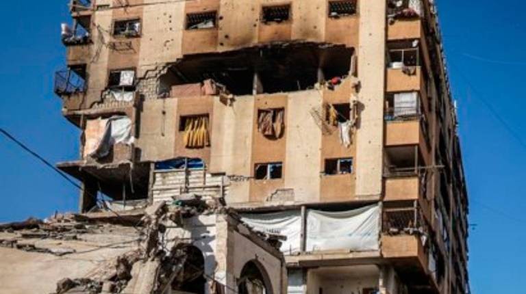 <i>Daños en un edificio en la ciudad de Gaza tras un bombardeo ejecutado por el Ejército de Israel el 4 de junio de 2026, pese al alto el fuego pactado en octubre de 2025. / Europa Press.</i>