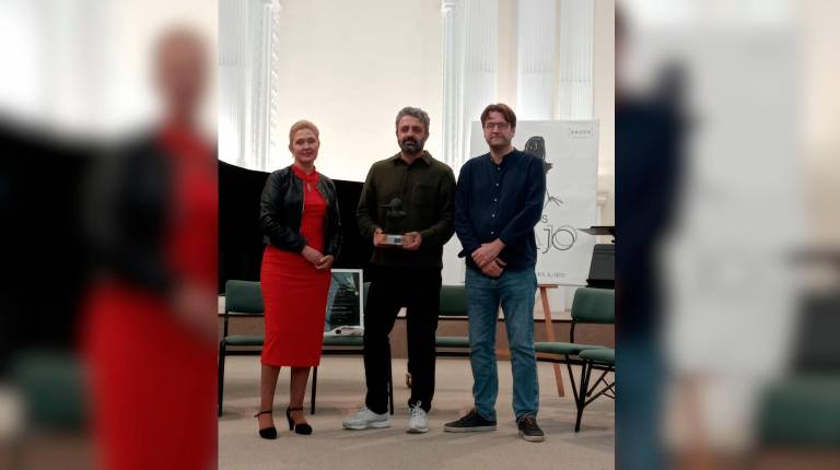 <i>Manuel Coves recibe el premio de manos de María Espejo. / Ayuntamiento de Jaén.</i>