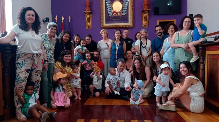 <i>Julio Millán y Ángeles Díaz de la Torre, junto a María Jesús Tauste, directora de la Escuela Infantil Pedro Expósito, madres y alumnos. / Fran Miranda / Diario JAÉN.</i>