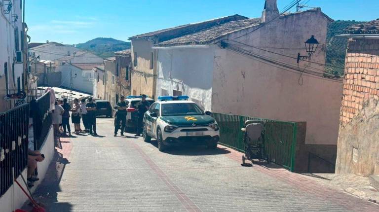 <i>Vecinos y agentes de la Guardia Civil en la calle de Huelma donde se produjo el tiroteo. / Europa Press.</i>