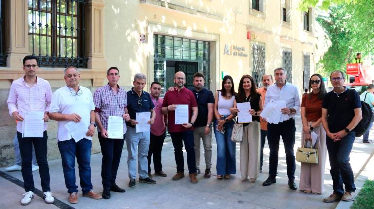 <i>Alcaldes y portavoces del PSOE muestran el escrito registrado en la delegación de la Junta de Andalucía. / PSOE Jaén.</i>