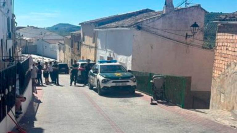<i>Vecinos y agentes de la Guardia Civil en la calle de Huelma donde se produjo el tiroteo. / Europa Press.</i>
