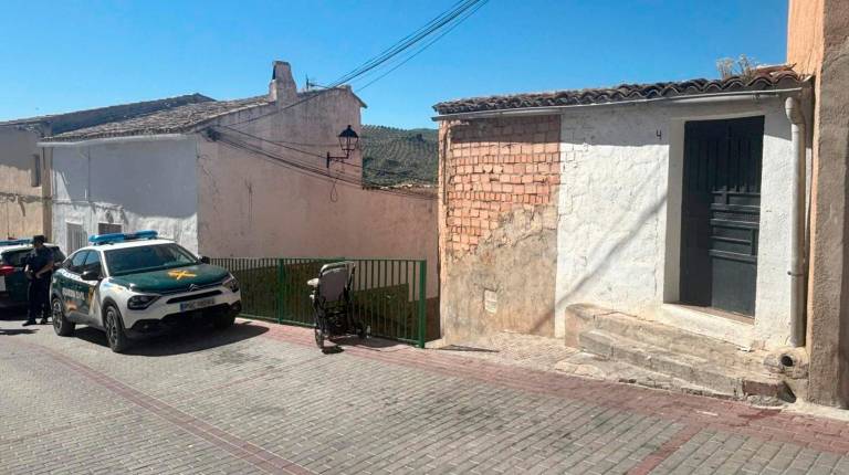 <i>Presencia de la Guardia Civil en la calle de Huelma donde se produjo el tiroteo. / Europa Press.</i>