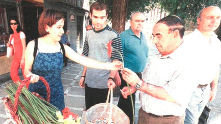 <i>Los jiennenses tuvieron ocasión de cambiar un cigarro por una flor con motivo del Día Mundial sin Tabaco. / Archivo Histórico de Diario JAÉN.</i>