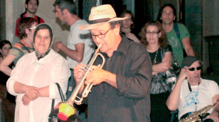 <i>Trompetista llena de música el centro de Jaén. / Archivo Histórico de Diario JAÉN.</i>