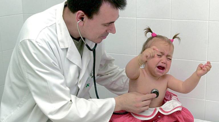 <i>Una niña recibe atención médica del pediatra en el nuevo centro de salud de La Magdalena. / Archivo Histórico de Diario JAÉN.</i>