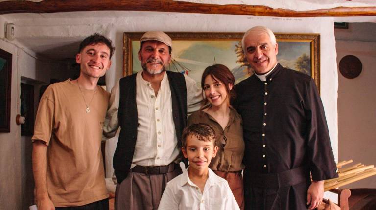 <i>El cineasta Álvaro León, y los actores Salva Reina, Cristina Mediero y Vicente Vergara, con el joven Alejandro Escamilla (centro), en una pausa del rodadje de “¿Qué comen los dragones?”. / Guillermo P. Sevilla / Europa Press. </i>