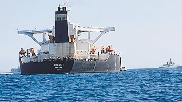 Detenidos cuatro tripulantes del petrolero iraní retenido