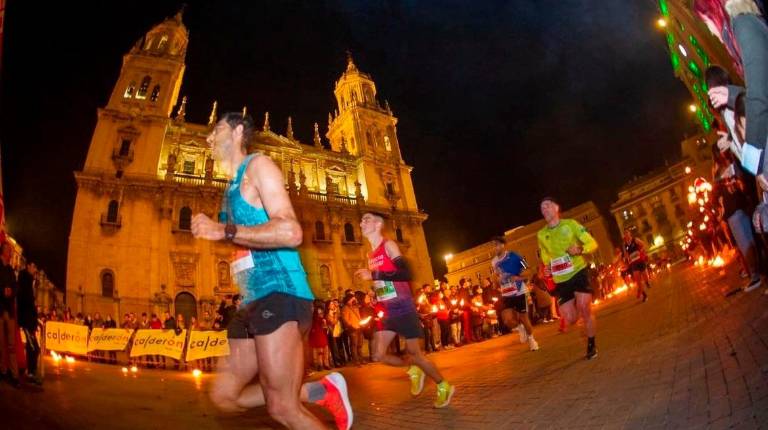 <i>Participantes en la Carrera Urbana Internacional Noche de San Antón. / Ayuntamiento de Jaén.</i>