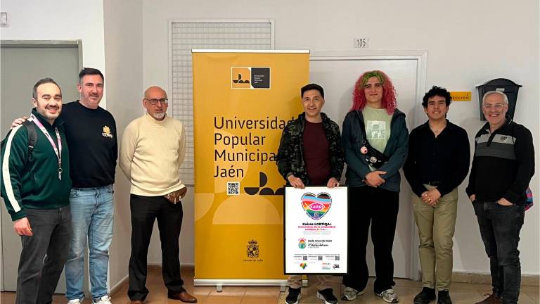 Foto de familia de la presentación de la exposición “El Arco Iris en la Iglesia Católica”. / Federación Andaluza “Arco Iris”.