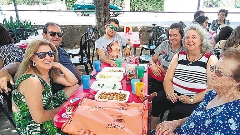 La Abuela se enseñorea de las calles de la aldea alcalaína