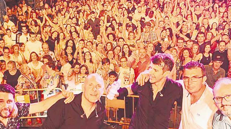 FESTIVAL. <i>Miembros del grupo “Ruta 80” con el público asistente al espectáculo musical.</i>
