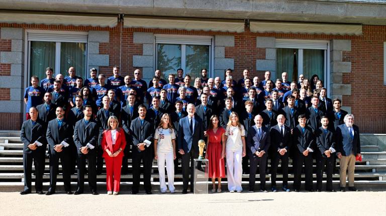 <i>Sus Majestades los Reyes, Don Felipe VI y Doña Letizia, la Princesa Leonor y la Infanta Sofía junto a la Selección Española de fútbol tras proclamarse vencedora de la Copa Mundial. / José Oliva / Europa Press.</i>