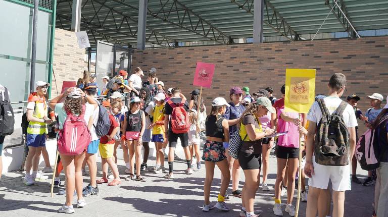 <i>Los participantes del Campamento Supervivientes-Gurumbé, a la salida del pabellón de Cambil. / Juanjes García / Diario JAÉN. </i>