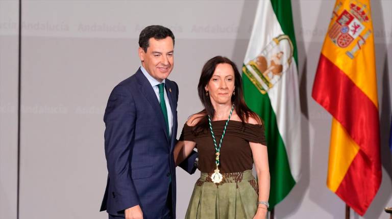 <i>El presidente de la Junta de Andalucía, Juanma Moreno, junto a la consejera de Sostenibilidad y Medio Ambiente, Adolfina Martínez Guirado durante el acto de imposición de medalla a los consejeros del nuevo Gobierno andaluz. / María José López / Europa Press.</i>