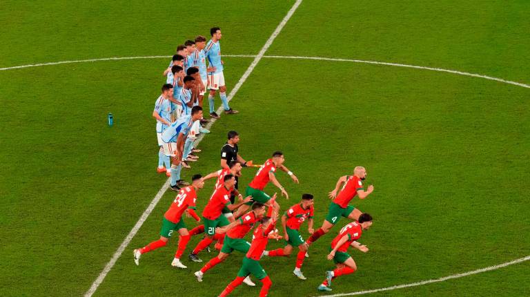 <i>Los jugadores de Marruecos celebran su pase a los cuartos de final del Mundial de Catar de 2022 tras ganar a España en los penaltis. Archivo.</i>