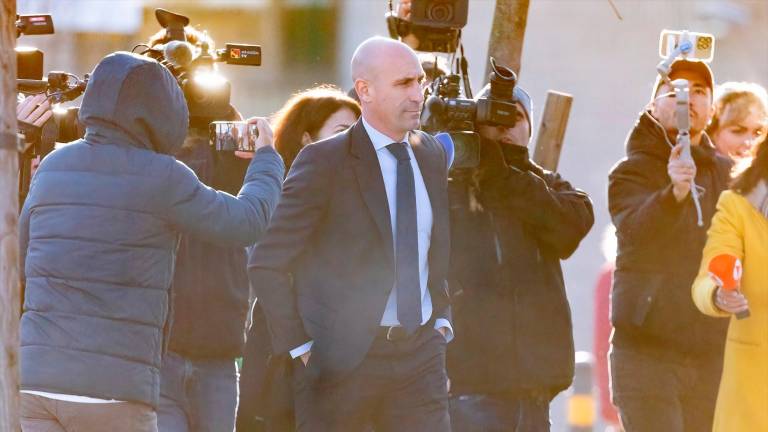 Rubiales asegura que le pidió “un besito” a Hermoso y esta le dio permiso