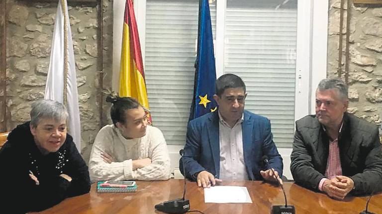 REUNIÓN. <i> Jerónima Ulloa, Dolores Fernández, Francisco Reyes y Diego Fernández comparten impresiones.</i>