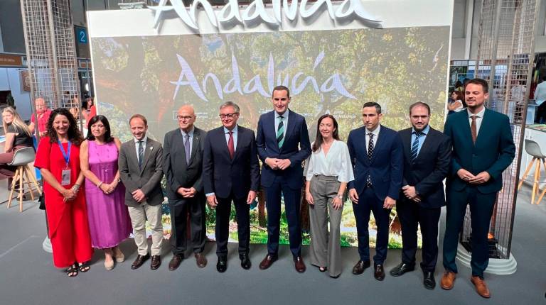 <i>La consejera de Sostenibilidad y Medio Ambiente, Fina Martínez (4d), junto al vicepresidente segundo y consejero de Turismo, Justicia, Desregulación y Administración local, Manuel Gavira (5i), vistan la XVIII edición de la Feria de Caza y Pesca de la Provincia (Ibercaza) en Jaén, tras participar en su inauguración. / Jason Moyano / Diario JAÉN. </i>