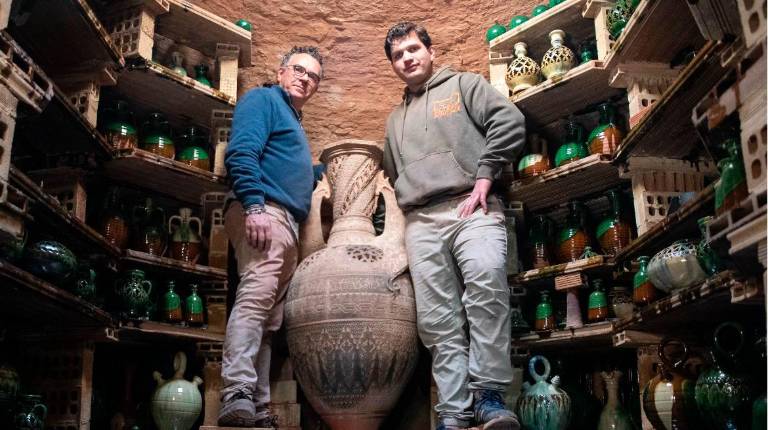 <i>Pablo Tito y Tito Martínez, en su horno. / I. Cejudo.</i>