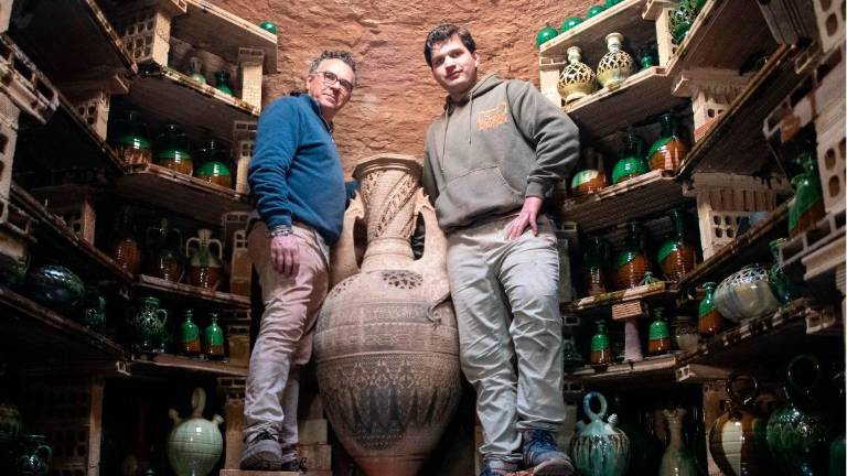 Pablo Tito y Tito Martínez, en su horno. / I. Cejudo.