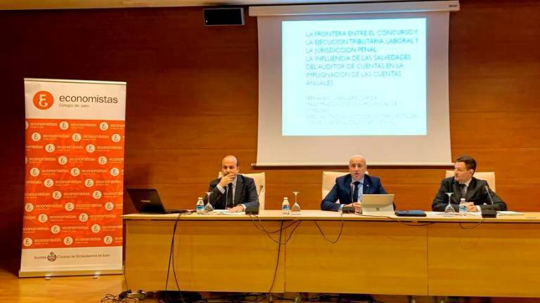 Economistas se forman en la ley concursal