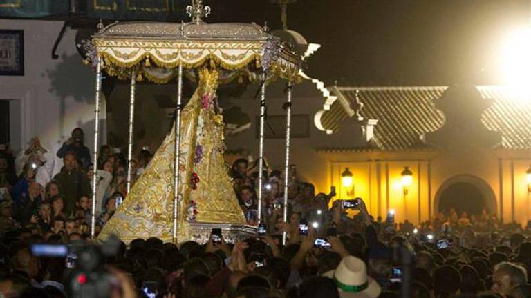 La Virgen del Rocío recorre la aldea tras el “salto de la reja” a las 02:49 horas