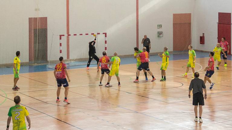 <i>Algunas imágenes de los encuentros jugados en el I Torneo “Memorial José Enrique de Vicente” de Alcaudete. / Tano García / Diario JAÉN</i>