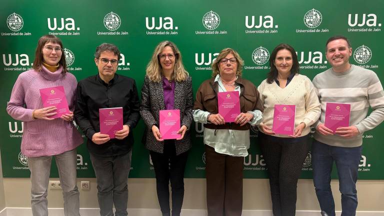 Equipo del Vicerrectorado de Igualdad, Diversidad y Responsabilidad Social, junto al equipo investigador, en la presentación de la guía. / UJA. 